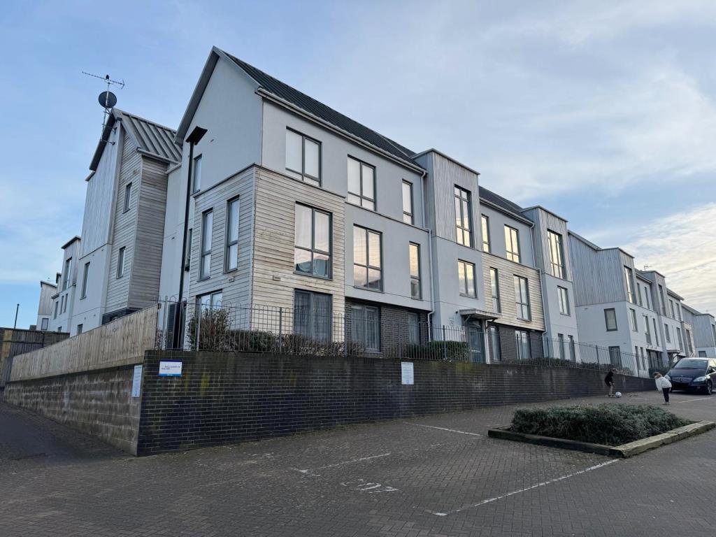 Lot: 128 - TWO-BEDROOM FLAT WITH PARKING FOR INVESTMENT OR OCCUPATION - An External View of the Block